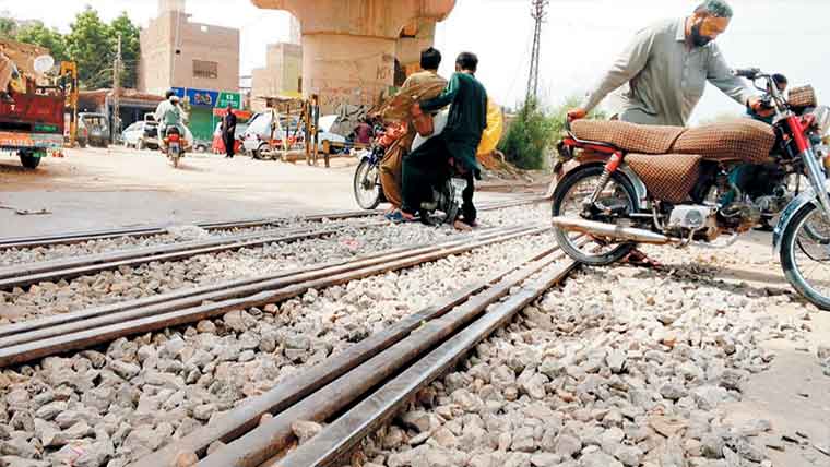 سکھر:ریلوے پھاٹک کامرمتی کام ادھورا چھوڑ کر ٹھیکیدار غائب