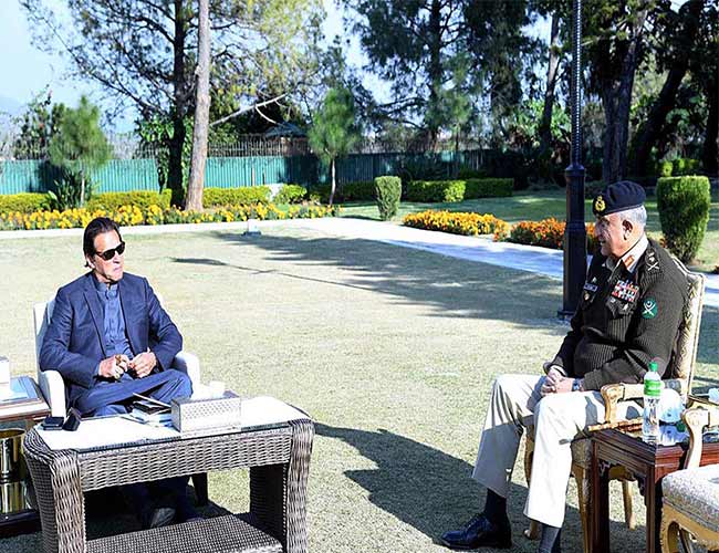 اسلام آباد، وزیراعظم عمران خان سے آرمی چیف جنرل قمر جاوید باجوہ ملاقات کرتے ہوئے