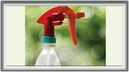 سپرے بوتل سے پانی کی پھوار 